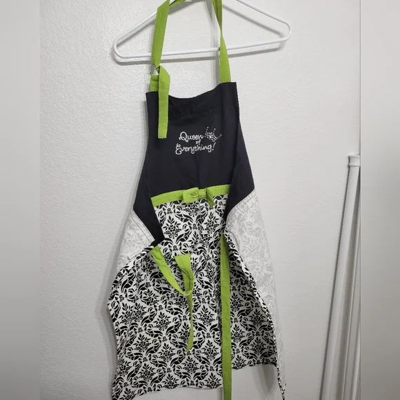 "Queen Of Everything" Kitchen Apron with pockets - Picture 2 of 5